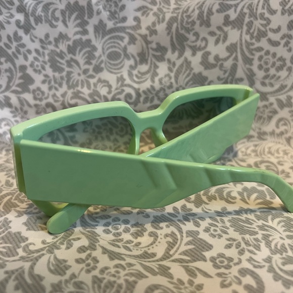 Sun glasses - Picture 3 of 3